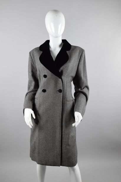 null CHRISTIAN DIOR Boutique
Circa 1980

Rare manteau long à chevrons noirs et blancs,...