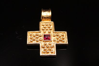 null YVES SAINT LAURENT

Pendentif en métal doré formant une croix centrée d'une...
