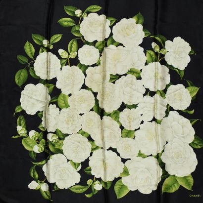 null CHANEL 

Carrée en soie à dominante noire à motif d'un camélia blanc en fleurs....
