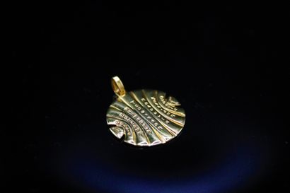 null ZOLOTAS

Pendant in 18k (750) yellow gold.
Signed. 

On a black ribbon unsigned....
