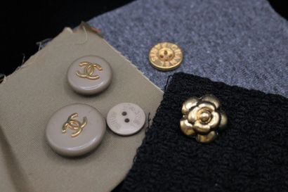 null CHANEL 

Lot of five buttons including pressure and a camellia and fall of fabric,...