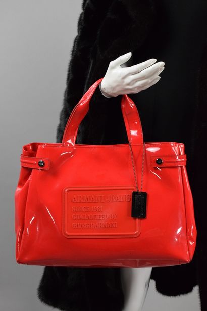 null ARMANI JEANS 

Amusing bag all varnished red, hand-carried, military-style plate...