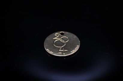 null ZOLOTAS
Pendant Trinacria in 18k (750) yellow gold, year 2004.
Signed.

On an...