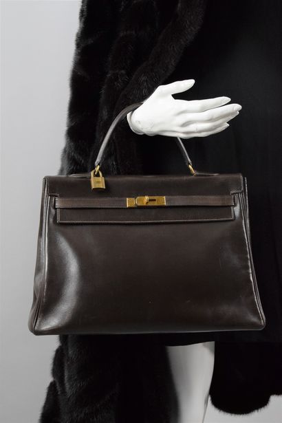 null HERMES PARIS 
Circa 1970

Bag model "Kelly retourné" 35 in chocolate box and...