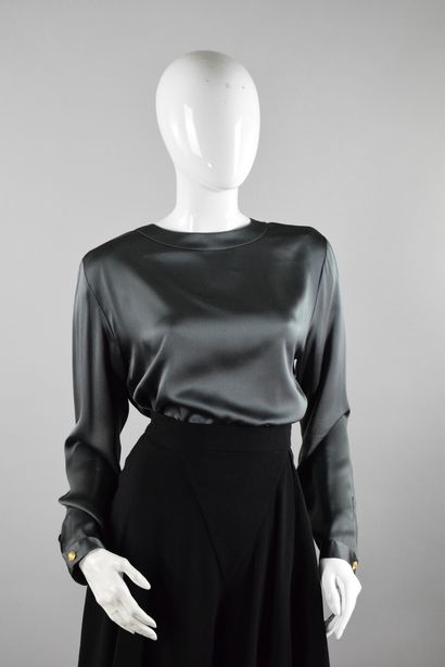 null CHANEL

Dark gray silk top, round neck, golden back and sleeves.
White label,...