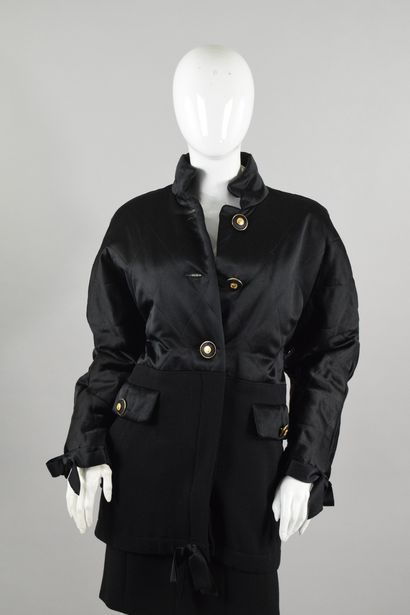 null CHANEL Boutique 
Fall/Winter 1987

Rare black bi-material silk down jacket,...