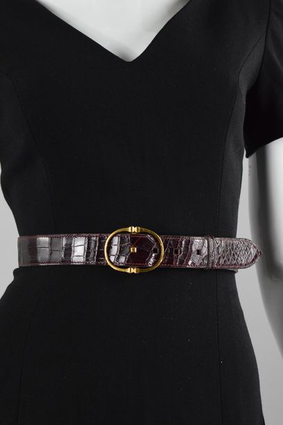 null HERMES PARIS 

Brown crocodile belt with golden oval buckle and central piton....