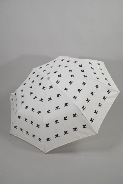 null COURREGES

Umbrella in white canvas monogrammed black logo of the House. 
Transclucent...