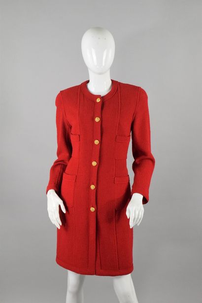 null CHANEL Boutique
Automne/Hiver 1992

Longue veste en bouclette de laine rouge,...