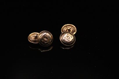 null CHANEL 

Pair of cufflinks in aged gold metal, signed. 
Signed on the back.
