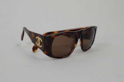 null CHANEL 
1991

Pair of iconic tortoise shell sunglasses, numbered: 01415 91235....