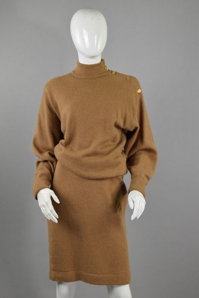 null CHANEL 

Beige cashmere set consisting of a sweater with side buttoning and...