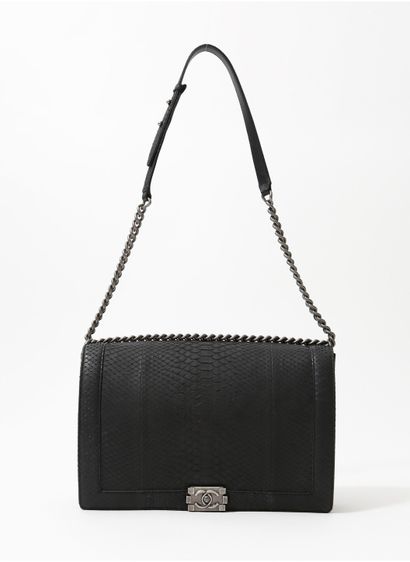 null CHANEL
Circa 2014

Shoulder or sling bag "Boy" model in matte black python,...