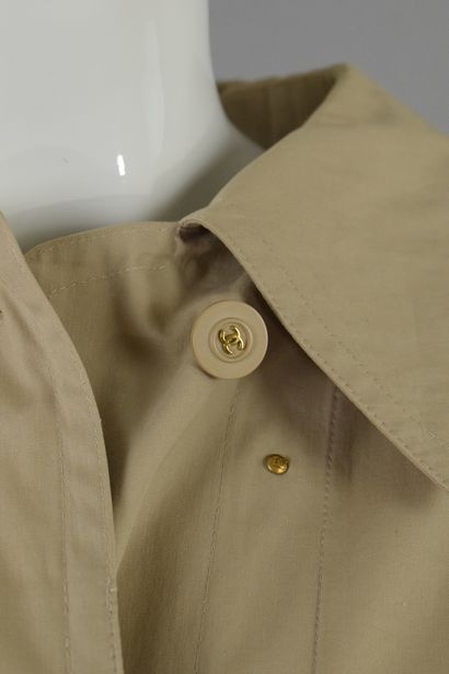 null CHANEL
Circa 1985

Raincoat in beige cotton, single central buttoning, detail...