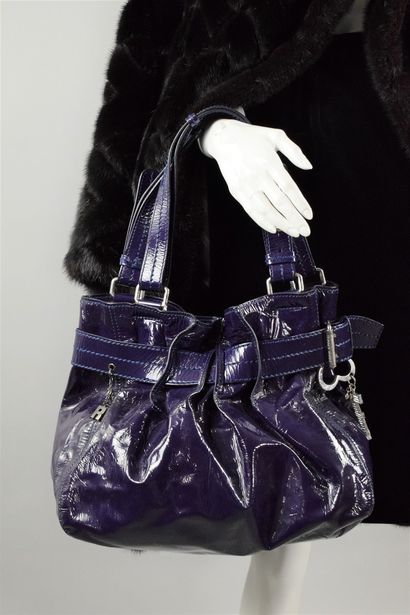 null SONIA RYKIEL

Purple patent leather handbag or shoulder bag with silver jewelry....