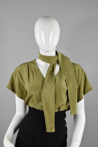 null TED LAPIDUS Haute Couture Boutique

Green silk top with short sleeves and single...