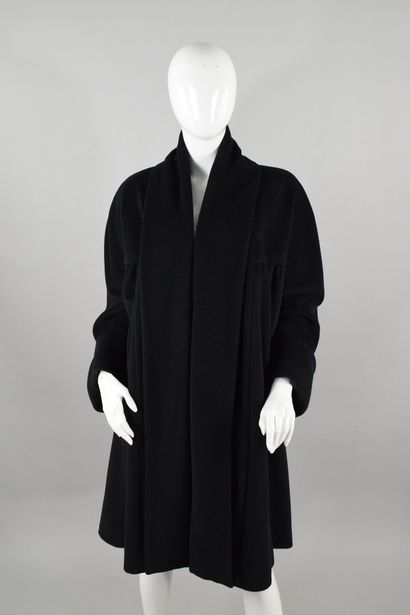 null CHANEL Boutique 
Circa 1990

Large black wool blend coat, cape style, shawl...