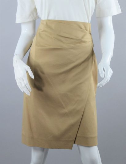 null YVES SAINT LAURENT Left Bank

Beige asymmetrical wrap skirt, gold jewelry belt....