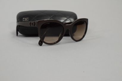 null CHANEL 

Pair of sunglasses in brown monochrome resin and smoked glasses. 
Signed...