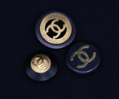 null CHANEL 

Lot of three buttons including a large radiant on black and scraps...