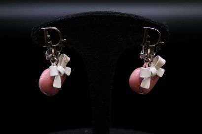 null CHRISTIAN DIOR

Pair of ear clips in enamelled metal and silver (925) with a...