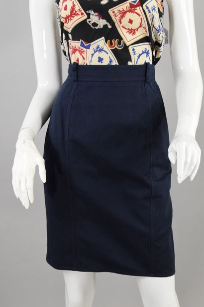 null CHANEL
Probably Spring/Summer 1996

Navy cotton twill skirt, signature buttons,...