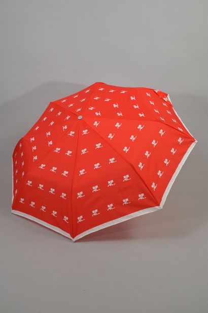 null COURREGES 

Parapluie dépliant en toile rouge et blanche au monogramme de la...