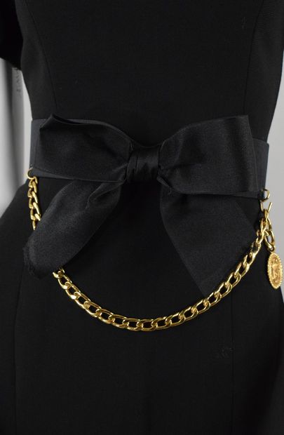 null CHANEL
Circa end of 1980

Important belt with central knot, covered with black...
