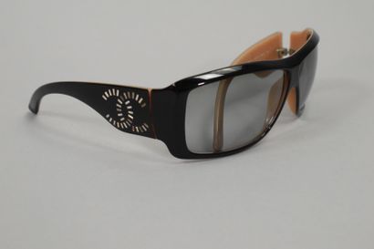 null CHANEL 

Pair of sunglasses in brown and beige resin, rhinestones signed on...