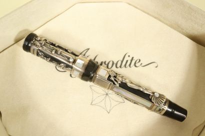 null MONTEGRAPPA

Silver and mother-of-pearl fountain pen featuring a nude Venus...