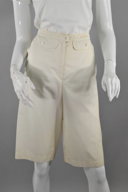 null COURREGES 
Circa 1970

Short blanc façon bermuda à jolies poches rabats. 
Traces,...