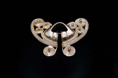null BALENCIAGA

Brooch in gilded metal with scrolls and spirals. 
Signed on the...