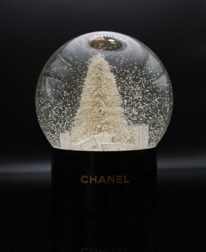 null CHANEL 

Snow globe decorated with a tree and shopping bag. 
Christmas tree...
