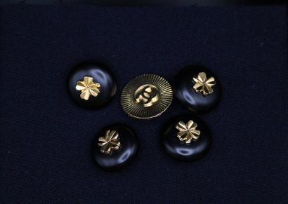 null CHANEL 

Lot of five buttons, including signed, probably matching various lots...