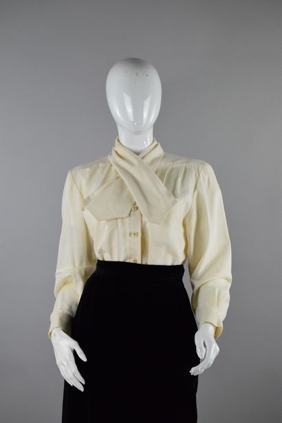 null EMMANUELLE KHANH

Cotton and wool blend blouse with pretty neckline detail....