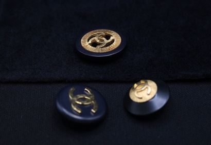 null CHANEL 

Lot of three buttons including a large radiant on black and scraps...