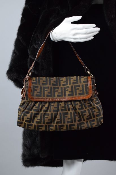 null FENDI

Hand or shoulder bag with flap in exotic leather and Zucca canvas iconic...