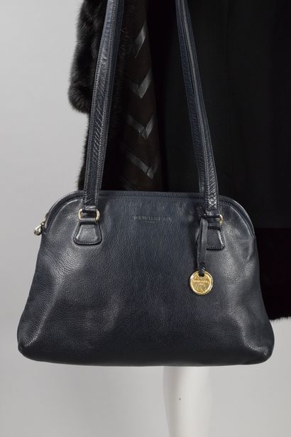 null SONIA RYKIEL

Hand or shoulder bag in grained blue leather, gold jewelry and...