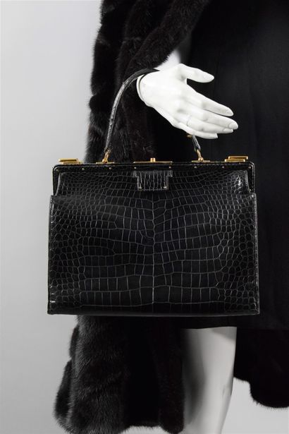 null HERMES PARIS 
Circa 1970

Handbag model "404" in black crocodile leather, coin...