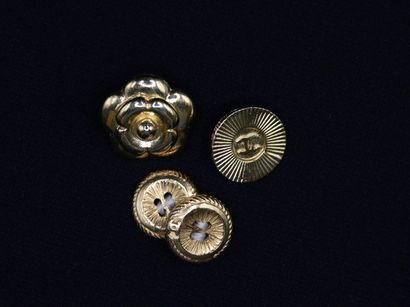 null CHANEL 

Lot of four buttons in gold metal including camellia and signed, probably...