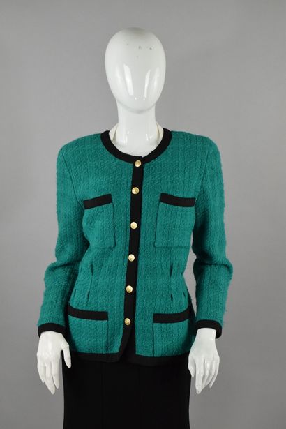 null CHANEL Boutique 
Circa late 1980

Tweed jacket emerald graphic, black gansée,...
