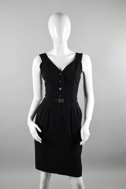null CHANEL Boutique 
Printemps/Été 1996

Rare robe courte noire à boutonnage simple...