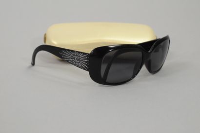 null CHANEL 

Pair of black plastic sunglasses with rhinestone branches and rhinestone...