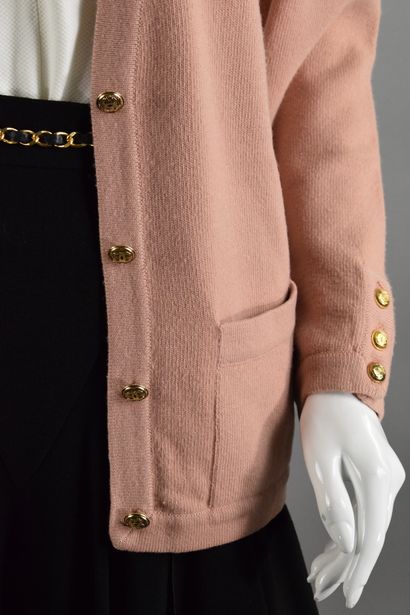 null CHANEL 

Pink cashmere vest, single breasted, golden buttons. 
Three buttons...