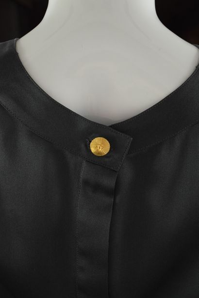 null CHANEL

Dark gray silk top, round neck, golden back and sleeves.
White label,...