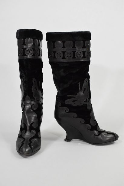 null YVES SAINT LAURENT Left Bank

Rare pair of boots in velvet and smooth black...