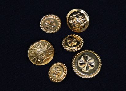 null CHANEL 

Lot of six buttons, including signed, probably matching various lots...