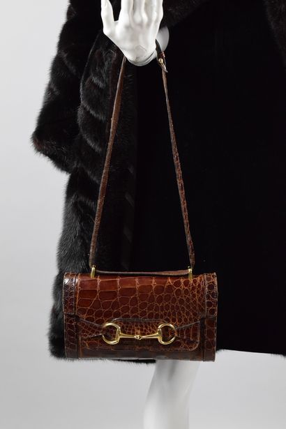 null CELINE 
Circa 1970

Shoulder bag in burgundy crocodile leather, gold jewelry....