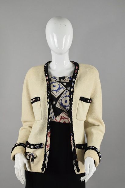 null CHANEL Boutique
1995 Probably Fall/Winter

Beige bouclette wool jacket, no buttoning,...