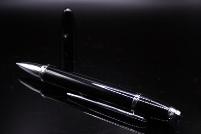 null MAUBOUSSIN 

Ballpoint pen "Un premier mot subtil" male version, black lacquer...